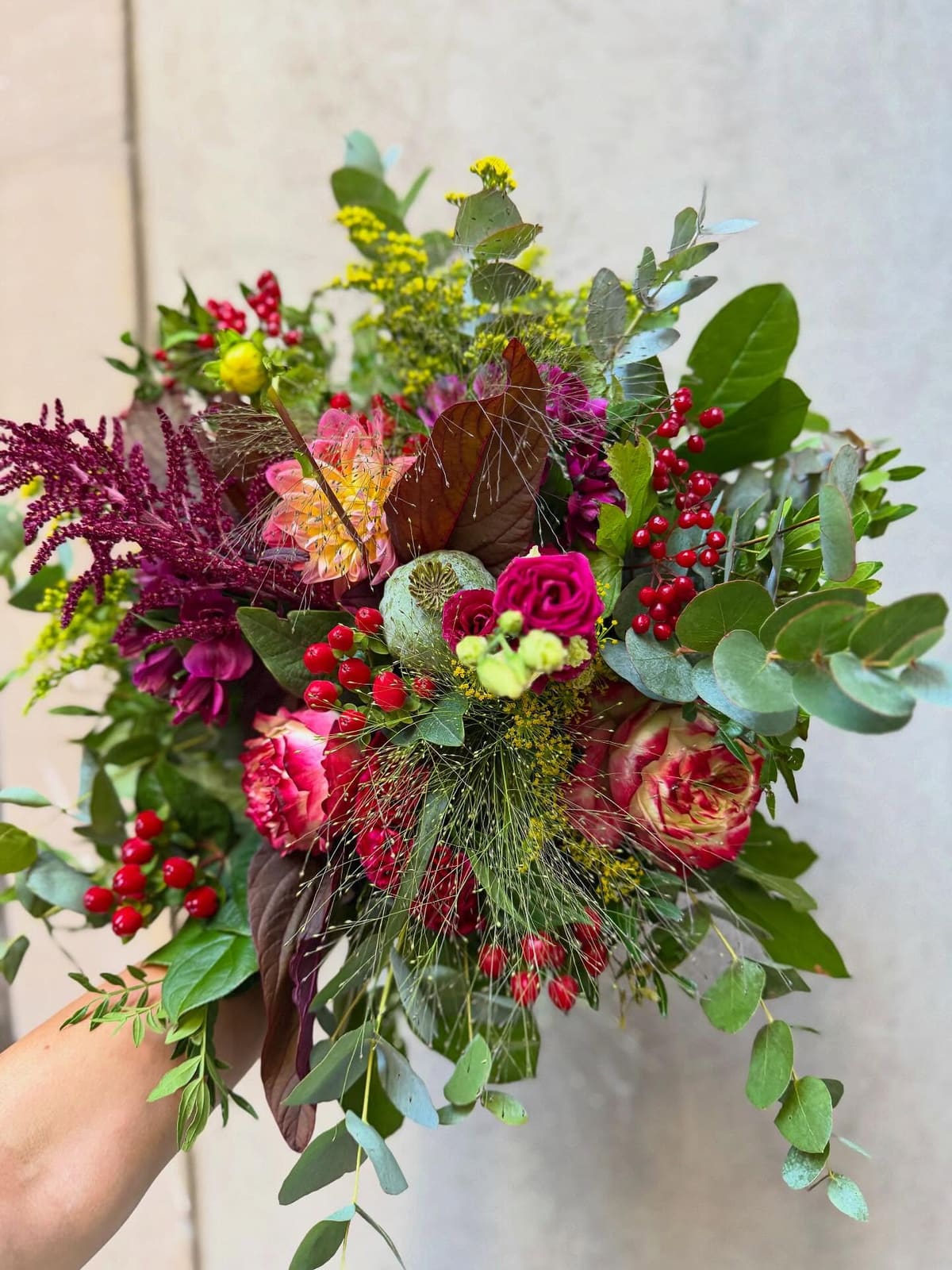 Bouquet champêtre, fleurs jaunes, baies rouges, eucalyptus et feuillage cuivré