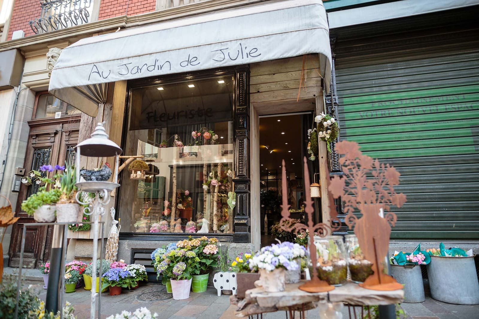 Devanture de la boutique au Jardin de Julie, enseigne Fleuriste, 18 rue des Fleurs à Mulhouse