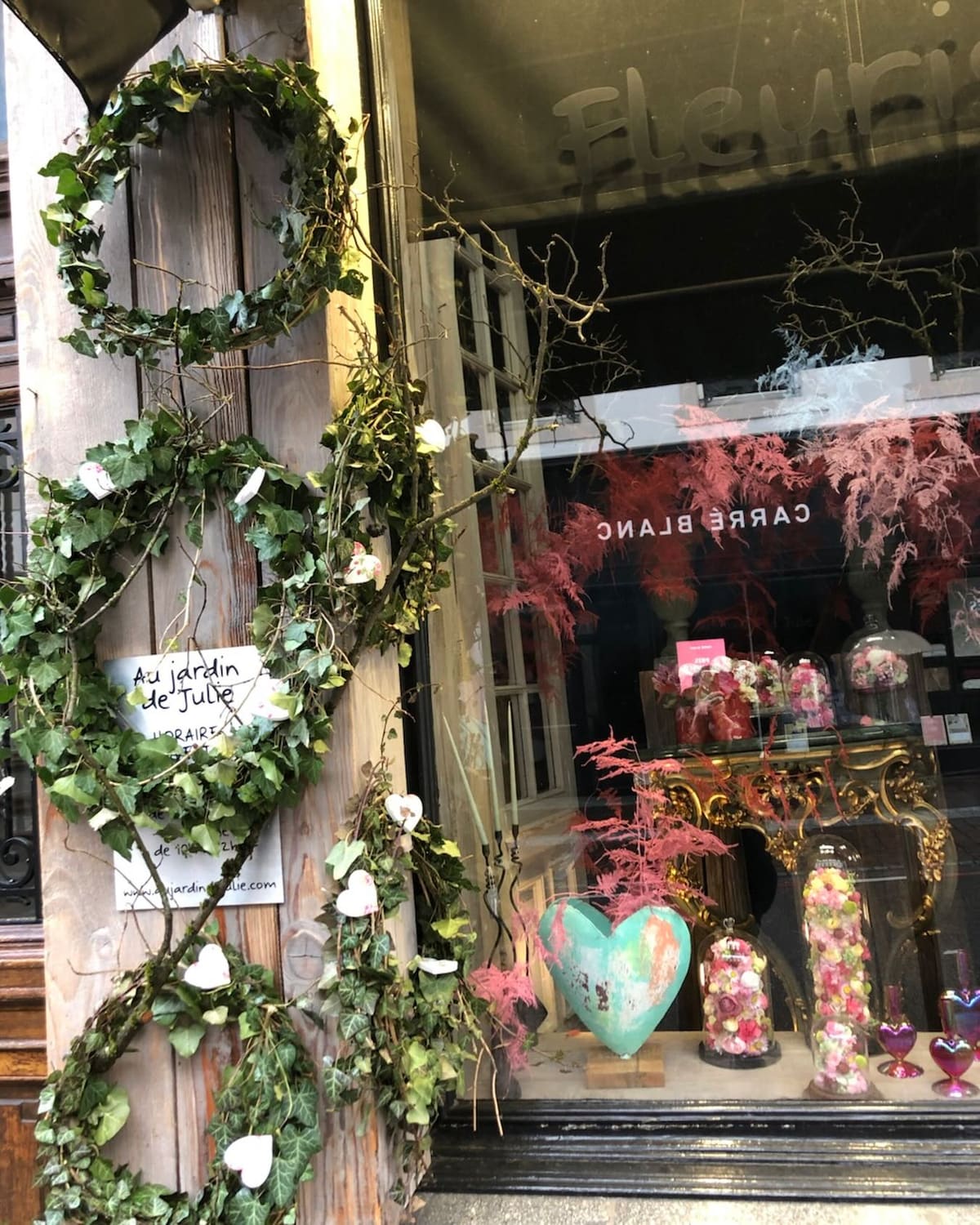 La devanture de la boutique, guirlande de lierre et branches nouées autour de la vitrine