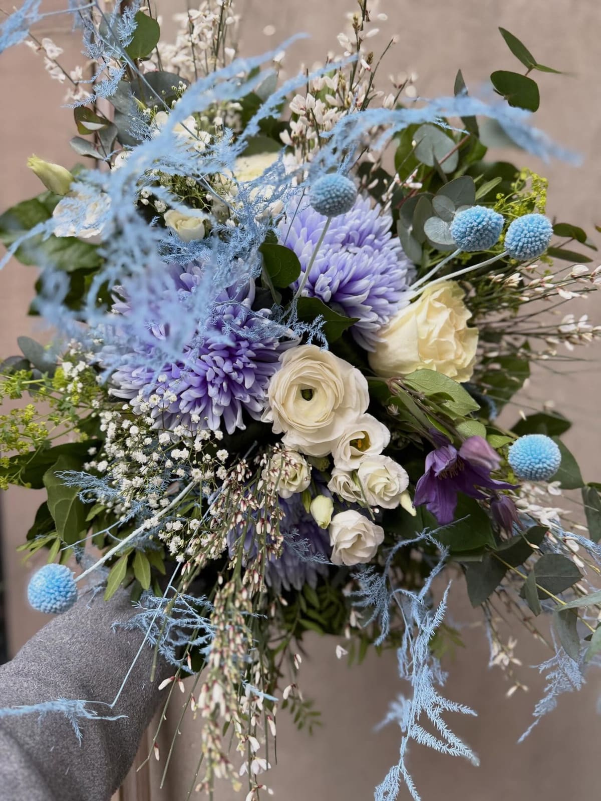 Composition bleue et mauve, chrysanthèmes mauves, boules bleues et roses blanches